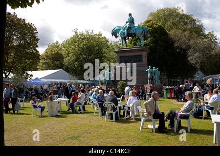 Buch-Festival Edinburgh, Besucher und Touristen in Charlotte Square, das Albert Memorial, Schottland, UK, Europa Stockfoto