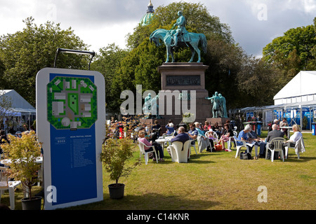 Buch-Festival Edinburgh, Besucher und Touristen in Charlotte Square, das Albert Memorial, Schottland, UK, Europa Stockfoto