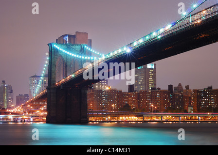 New York City Manhattan mit Brooklynbridge bei Nacht. Stockfoto