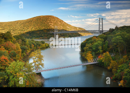 Hudson River Valley im Herbst mit bunten Berg und Brücke über den Hudson River. Stockfoto