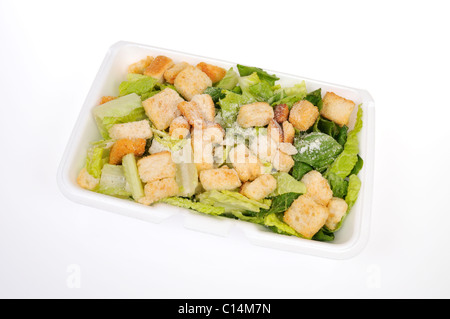 Verzehrbereit Caesar Salat mit Kopfsalat, Käse und Croutons in Styropor wegnehmen Box weißen Hintergrund, Ausschnitt. Stockfoto