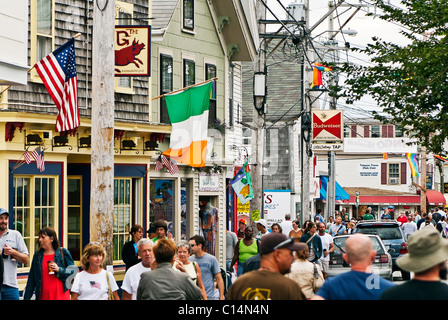 Touristen-shopping entlang der Commerce Street, Provincetown, Cape Cod, MA Stockfoto