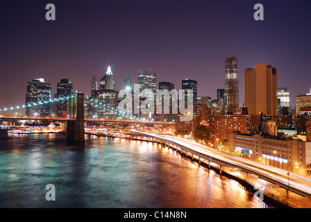 New York City Manhattan Skyline Panorama Nachtszene mit Großstadt-Skyline-Schaber über East River Stockfoto