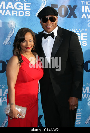 SIMONE JOHNSON LL COOL J 42ND NAACP IMAGE AWARDS Ankünfte DOWNTOWN LOS ANGELES Kalifornien USA 4. März 2011 Stockfoto