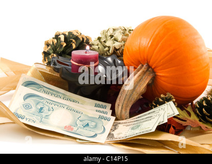 Amerikanische und japanische Währung mit zündete die Kerze an und Herbst Objekte natürliche 4.Quartal finanzielle zeigen Beiträge. Stockfoto