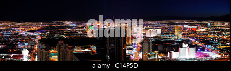 Las Vegas City Skyline Panorama Nachtszene mit Luxushotels und Straßen. Stockfoto