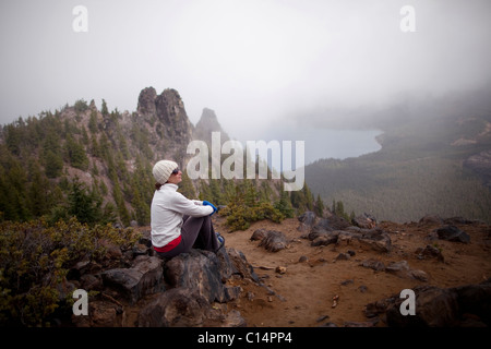 Eine junge Frau liegt nach einer Wanderung um den Rand der Newberry Vulkan östlich der Kaskadenkette in der Nähe von Bend, Oregon Stockfoto