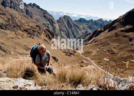 Ein junger Mann reflektiert auf dem Gipfel der Pass der toten Frau auf dem Inka Trail. Stockfoto