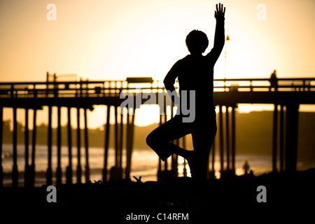 Eine Silhouette Frau tut Yoga am Strand in Ventura, Kalifornien. Stockfoto