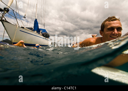 Ein junger Mann zum Surfen in Costa Rica unterwegs Stockfoto