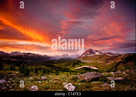 Sonnenaufgang von einem Bergrücken mit Blick auf ein Bergtal.  Banff Nationalpark, Alberta, Kanada. Stockfoto