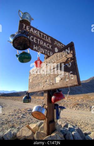 Teakettles hängen die Schild an einen Wasserkocher Kreuzung in Death Valley Nationalpark, Kalifornien. Stockfoto