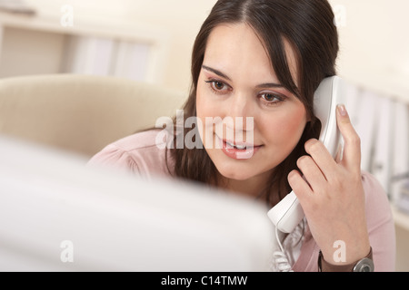 Porträt des jungen Geschäftsfrau arbeiten am Telefon Stockfoto