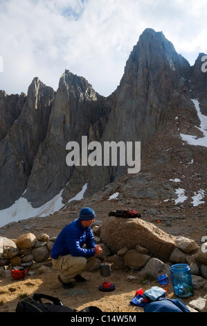 Ein Mann kocht Wasser im Lager unterhalb des Mount Whitney in der östlichen Sierra, CA. Stockfoto