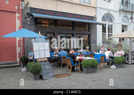 Gönner vor einem Café in der schönen Stadt Brügge (Brugge), Belgien Stockfoto