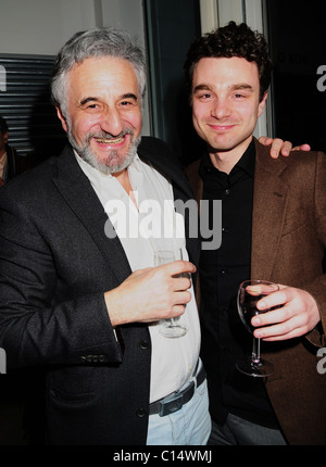 Henry Goodman und Sohn Ilan Goodman Presse Nacht "Duett für zwei" von Tom Kempinski an der Almedia Theatre London, England- Stockfoto