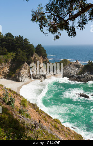 McWay Falls im Julia Pfeiffer Burns State Park in Big Sur, Kalifornien Stockfoto