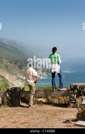 Paar Blick auf Klippen, Pazifik-Ansicht vom Highway 1 in Big Sur, Kalifornien. Stockfoto