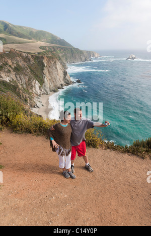 Paar fotografieren auf Weg mit Blick auf die felsige Klippen/Küste von Big Sur, Kalifornien. Stockfoto