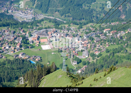 Ansicht von Wengen und darüber hinaus, von den männlichen Lauterbrunnen Stockfoto