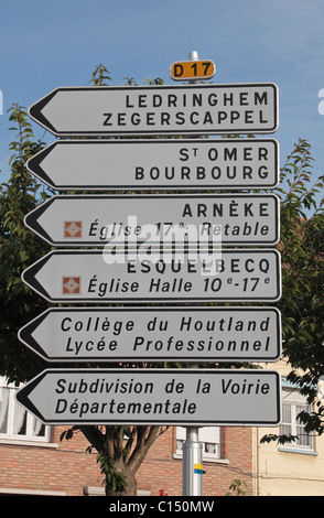 Typische französische Verkehrsschilder auf die D17 im Zentrum von ziemlich Französisch Stadt von Wormhout, Frankreich. Stockfoto