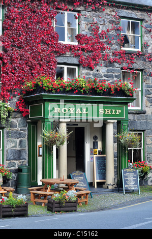 Der Efeu bedeckt Fassade des königlichen Schiff Hotel in Eldon Square, Ortszentrum, Gwynedd, Wales Stockfoto