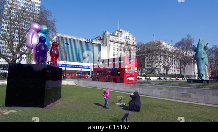 Vereinigtes Königreich West London Arch Marmorstatuen von einem riesigen Pferde Kopf und Gelee-Baby-Familie Stockfoto