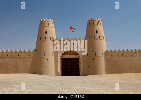 Das Eingangstor Al Jahili Fort in Al Ain, Vereinigte Arabische Emirate, Naher Osten. Stockfoto