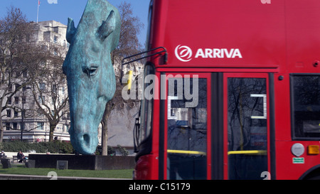 Vereinigtes Königreich West London Marble arch Statue eines riesigen Pferde-Kopf Stockfoto