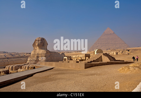 Am Morgen Rauch löscht die Sphinx an der Basis der Pyramide von Khafre (Chephren) in Gizeh, Ägypten anzeigen Stockfoto