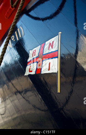 Die RNLI-Flagge gemalt auf dem Rumpf ein Rettungsboot auf den Chatham Historic Dockyard in Kent.  Foto von Gordon Scammell Stockfoto