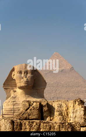 Am Morgen Rauch löscht die Sphinx und Pyramide von Khafre (Chephren) in Gizeh, Ägypten anzeigen Stockfoto