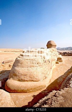 Am Morgen Rauch löscht die Back-End der Sphinx an der Basis der Pyramide von Khafre (Chephren) in Gizeh, Ägypten anzeigen Stockfoto