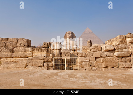 Am Morgen Rauch löscht die Sphinx und Pyramide von Khafre (Chephren) in Gizeh, Ägypten anzeigen Stockfoto