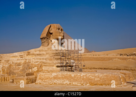 Am Morgen Rauch löscht die große Sphinx von Gizeh und die Pyramide von Khufu (Cheops) in Ägypten anzeigen Stockfoto