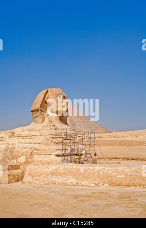 Am Morgen Rauch löscht die große Sphinx von Gizeh und die Pyramide von Khufu (Cheops) in Ägypten anzeigen Stockfoto