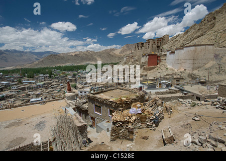 Blick auf die Altstadt, mit Leh Palace hinter Leh (Ladakh) Jammu & Kaschmir, Indien Stockfoto