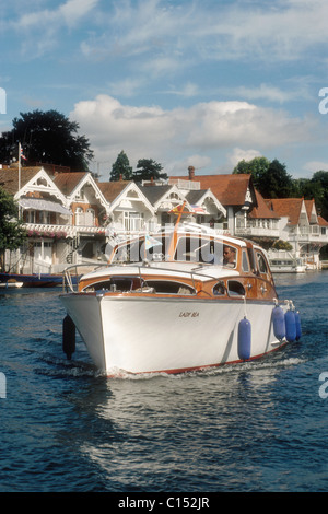 Die 1960 Bates Starcraft Motoryacht Lady Bea auf der Themse in Henley in Oxfordshire, England, UK Stockfoto