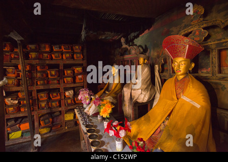 Statuen und Gebetbücher, Chemrey Gompa (Ladakh) Jammu & Kaschmir, Indien Stockfoto