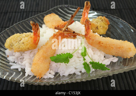 Thai Garnelen Spezialitäten verpackt in Blätterteig mit Surimi, Garnelen und Gemüse Stockfoto