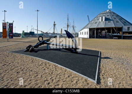 Ein großer Anker auf dem Display an der Chatham Historic Dockyard in Kent.  Foto von Gordon Scammell Stockfoto