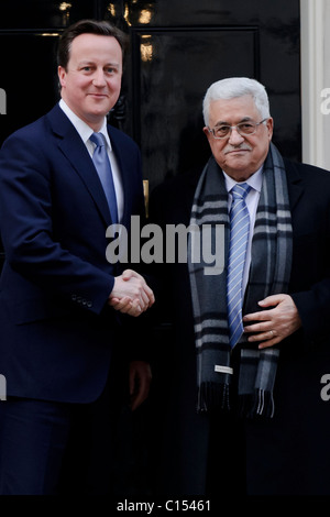 Premierminister David Cameron trifft den Präsidenten der palästinensischen Autonomiebehörde, Mahmoud Abbas in 10 Downing Street. Stockfoto