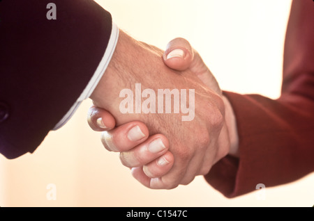 Unternehmer und Unternehmerin, die Hände schütteln, close-up Stockfoto