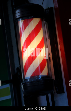 Barber Shop rote und weiße Pole in Hove, East Sussex, UK. Stockfoto