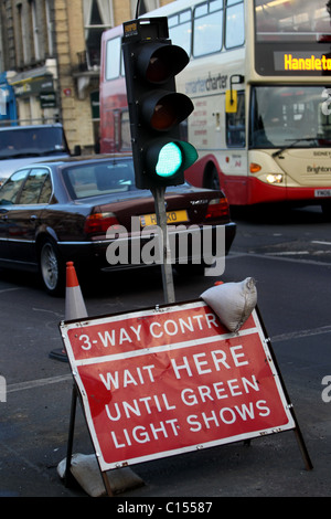 Straßenbauarbeiten temporäre Ampel auf Grün in Hove, East Sussex, UK. Stockfoto