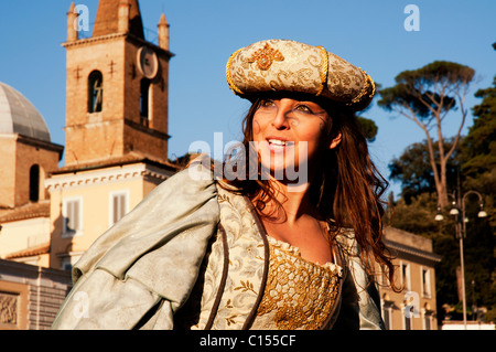 Eine Frau in einem mittelalterlichen Kostüm auf der 'Carnevale Romano 2011' auf der Piazza del Popolo, Rom Italien Stockfoto