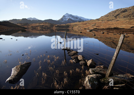 Crib Goch spiegelt sich in Llyn Cwmffynnon, Snowdonia National Park, North Wales Stockfoto