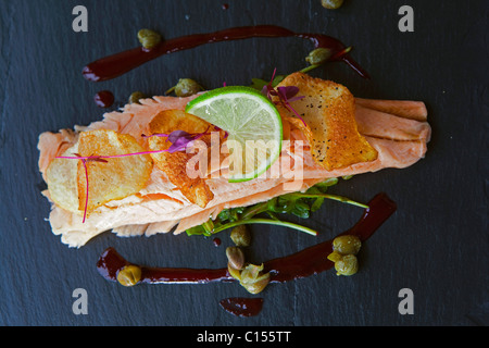 Anlasser erwärmt Eiche geräuchert Forellenfilet mit Zitrone Kapern und knackig-Kartoffel-Salat und rote Bete Püree auf Schiefer 116363 Food06 Stockfoto