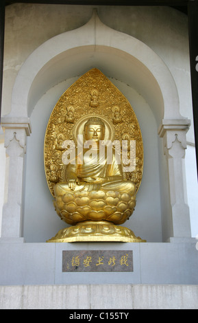 Eines der vier Statuen in London Frieden Pagode, Battersea Embankment, West London, Großbritannien. Stockfoto