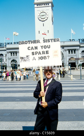 San Francisco, Kalifornien. Arbeitslose Geschäftsmann hält Schild auf der Suche nach Arbeit.   Bob-Kreisel Stockfoto